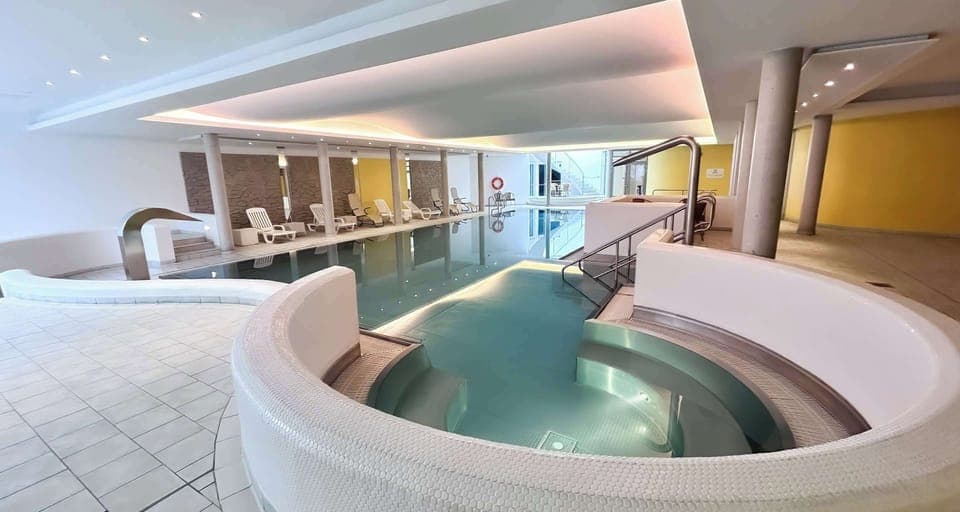 Indoor pool, sun loungers