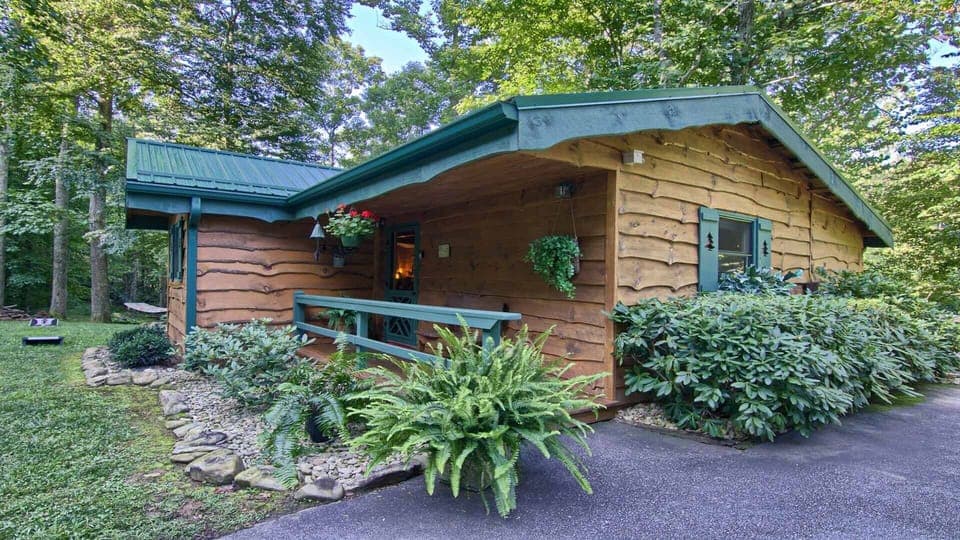 Perfect, Relaxing, Creekside Retreat in the Mountains Awaits You!