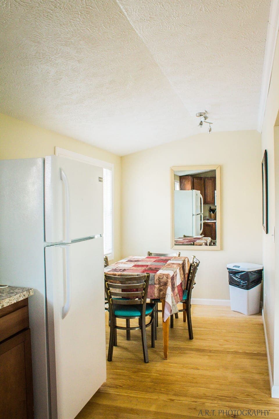 Kitchen 4 Chairs Around the Dining Table