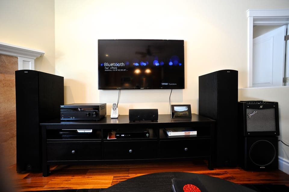 High end AV equipment with Bluetooth, PS4 and games, fast wifi and premium cable