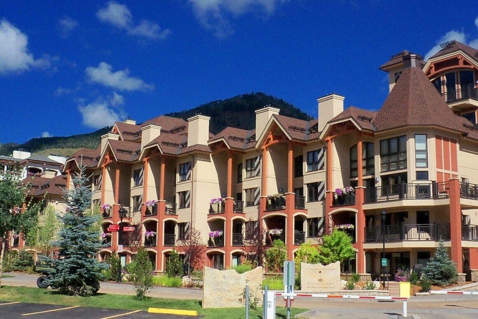 Lion Square Lodge North - Summer
