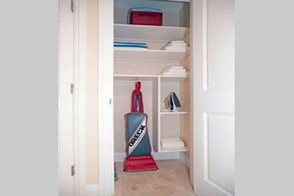 Vacuum - Igloo Cooler - Iron