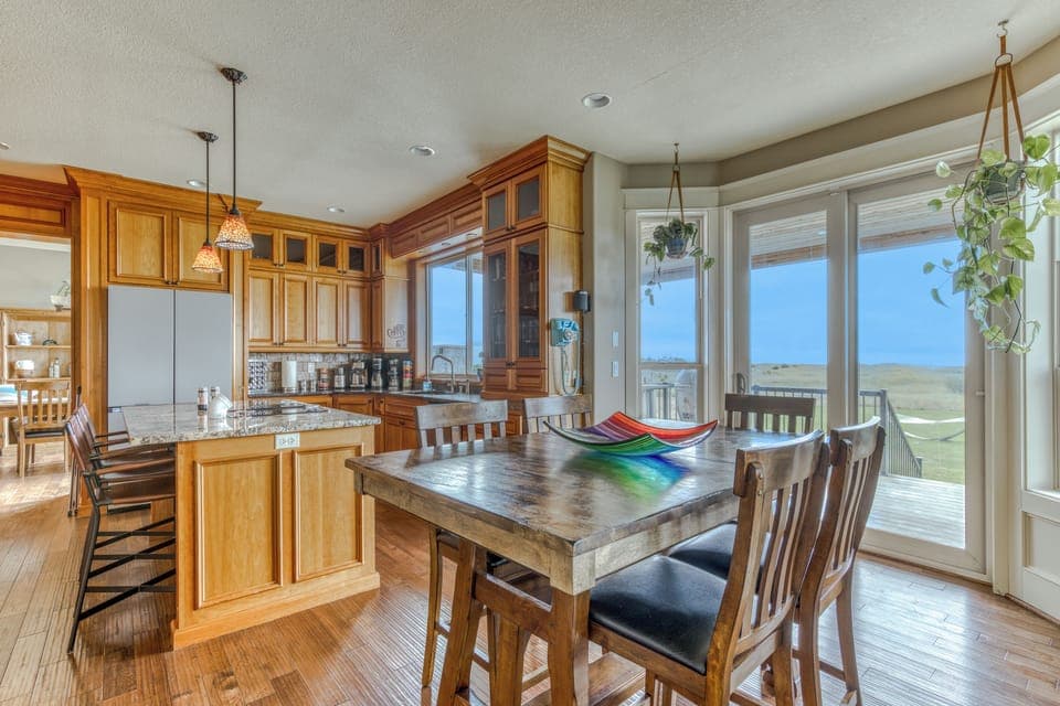 The kitchen area has a breakfast nook with seating for 6