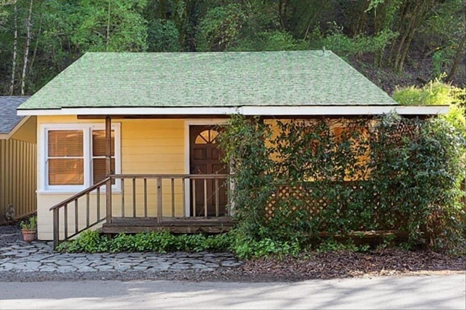 Beautiful cottage on Fitch Mountain.  Star Jasmine covered front porch.