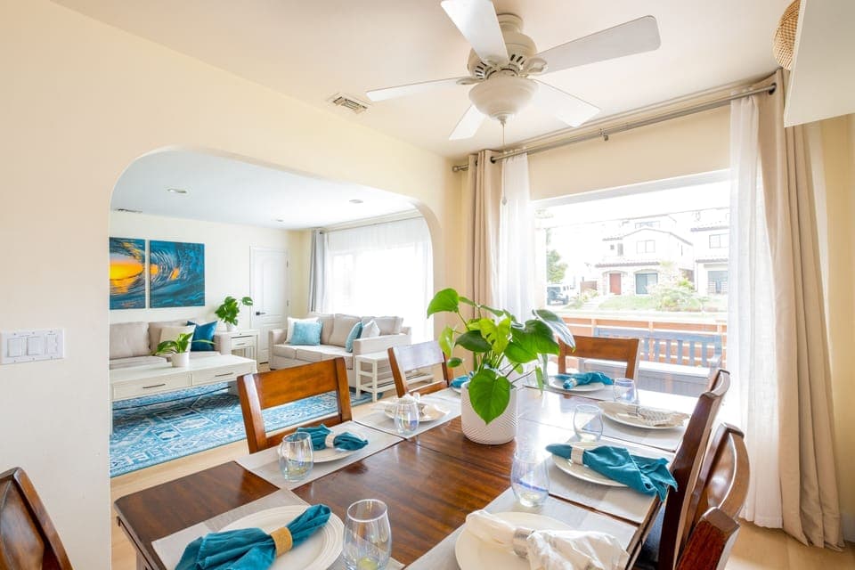 Dining area that comfortably seats 8-10 people