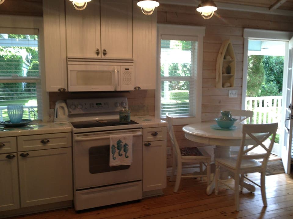Beautiful Retro cottage kitchen - fully stocked with coastal dishes, etc.