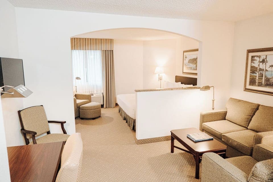 Executive Suite | Hypo-allergenic bedding, desk, laptop workspace, blackout drapes