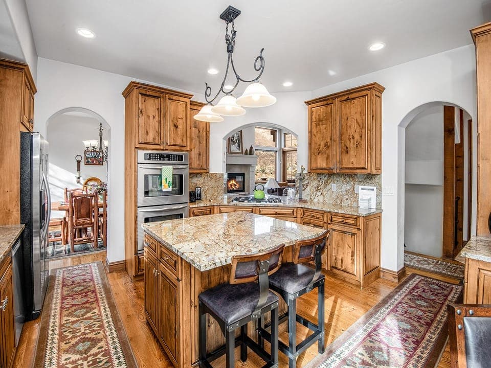 Kitchen Island & Counter Seating