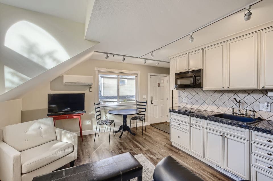 Smart TV, high speed WIFI, A/C,  west facing window with partial flatiron views.