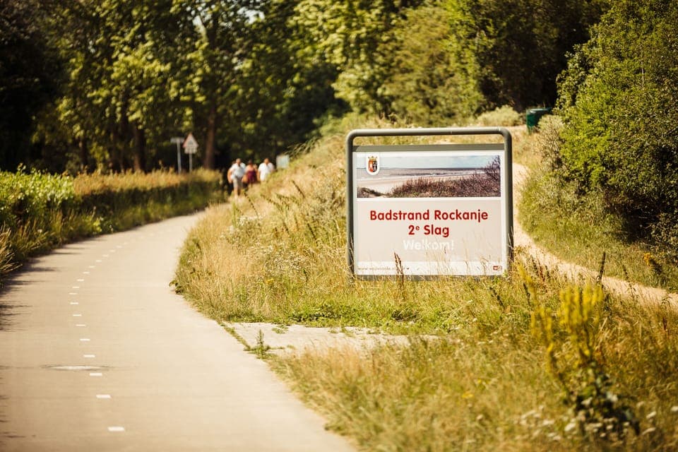 Beach nearby, sun loungers, 4 beach bars