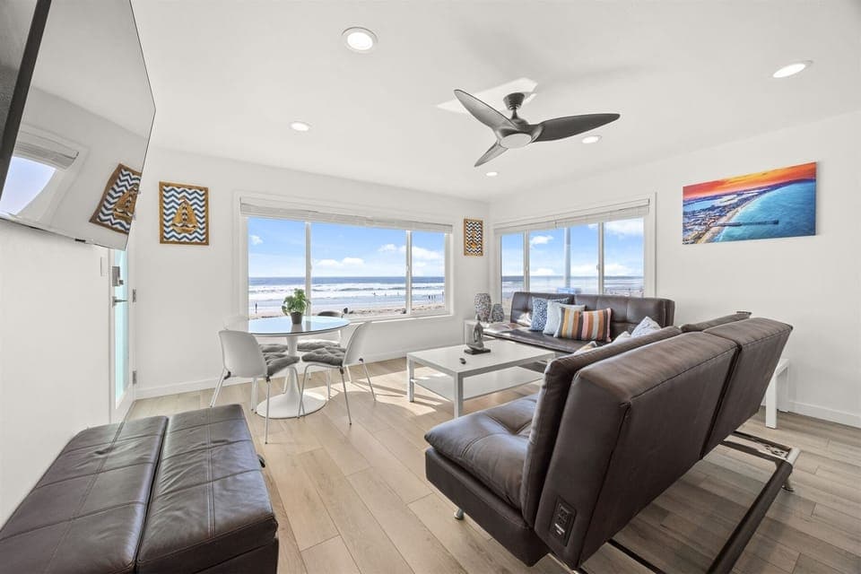 Brand new Living Room 180 degree Ocean Views with 75 WIFI TV