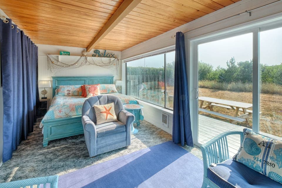 Deluxe Condo, 2 Bedrooms, Fireplace, Oceanfront | 1 bedroom, individually decorated, free WiFi, bed sheets