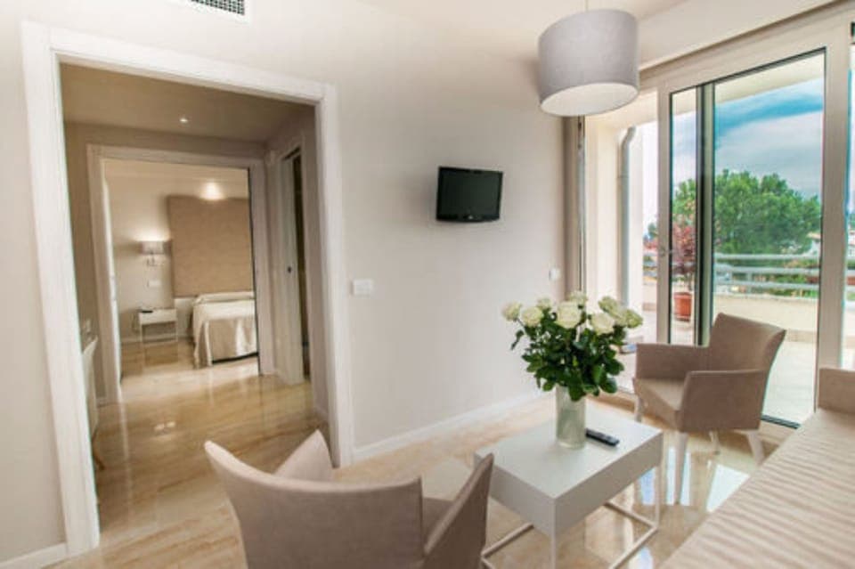 Suite, Bathtub, Lakeside | Minibar, in-room safe, blackout drapes, iron/ironing board