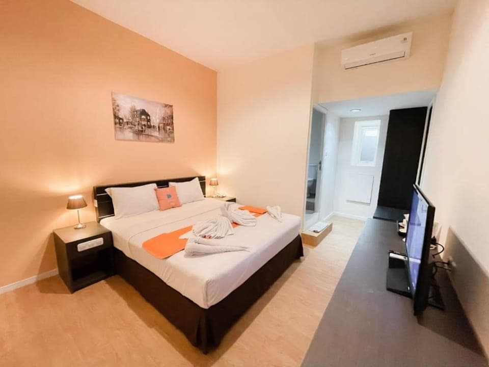 In-room safe, desk, iron/ironing board, free WiFi