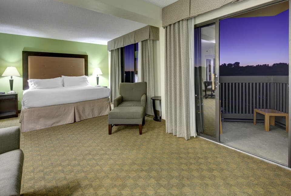 Standard Room, 1 King Bed, Accessible Bathtub (Communications) | Desk, laptop workspace, blackout drapes, iron/ironing board