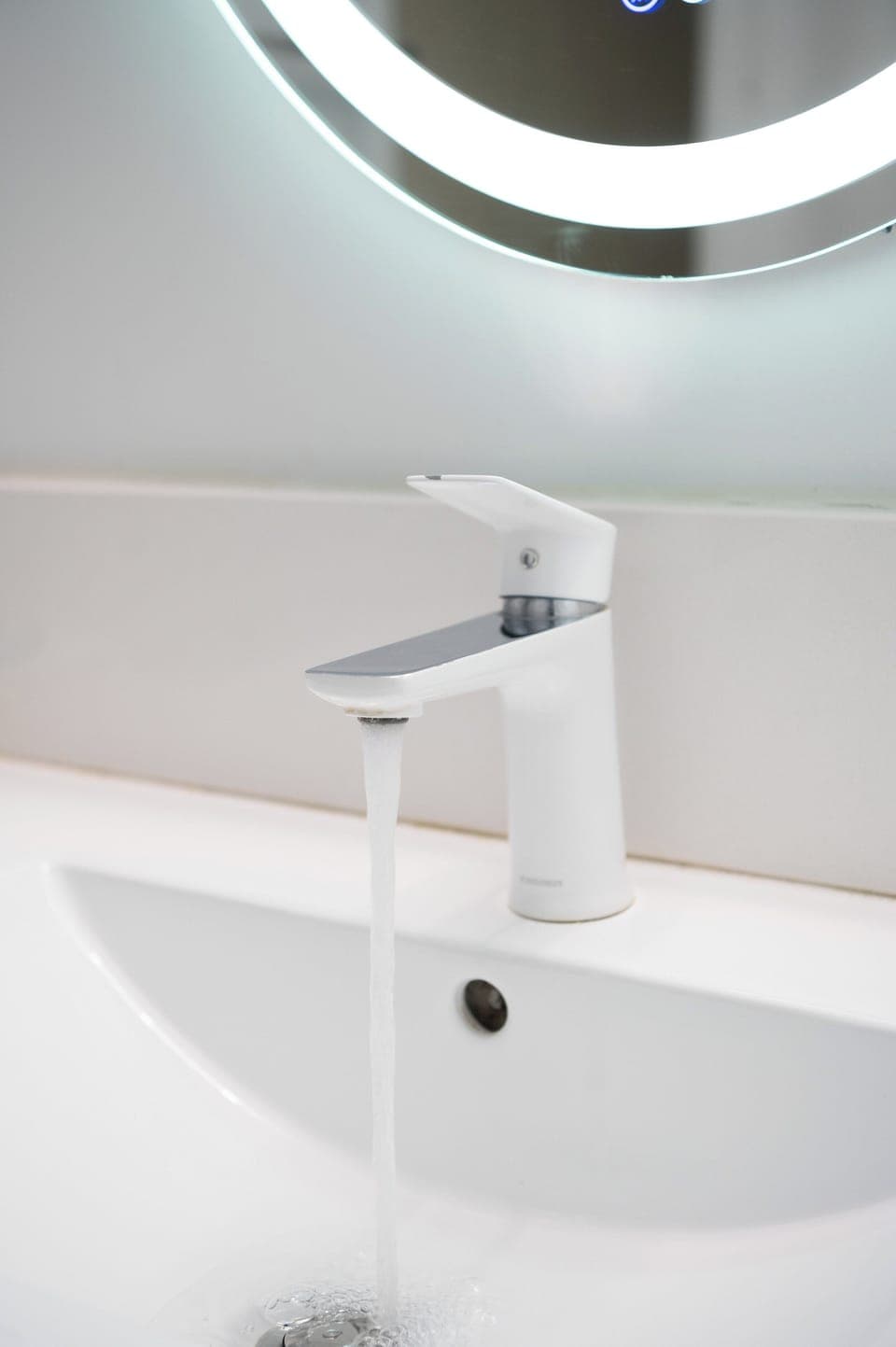 Executive Room, 2 Queen Beds | Bathroom | Combined shower/tub, rainfall showerhead, free toiletries, hair dryer