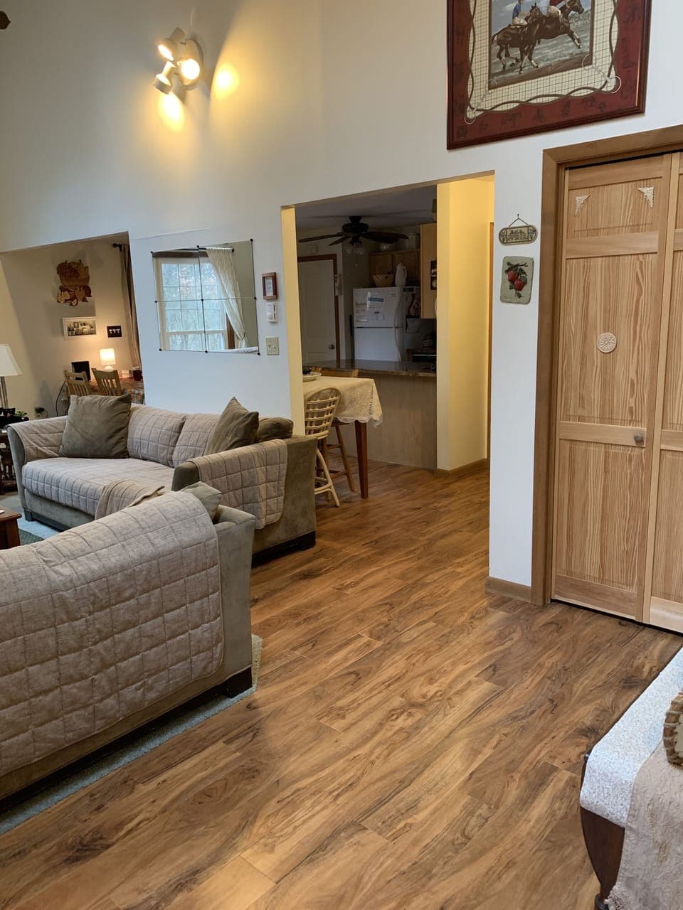 Entrance to living room and kitchen