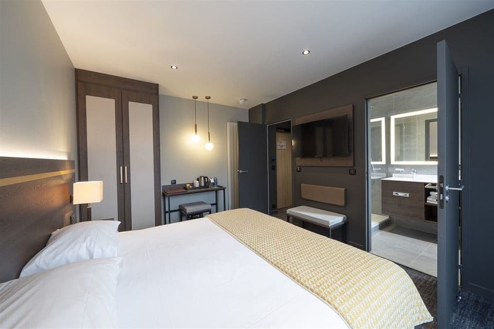 Superior Double Room | In-room safe, desk, iron/ironing board, free WiFi