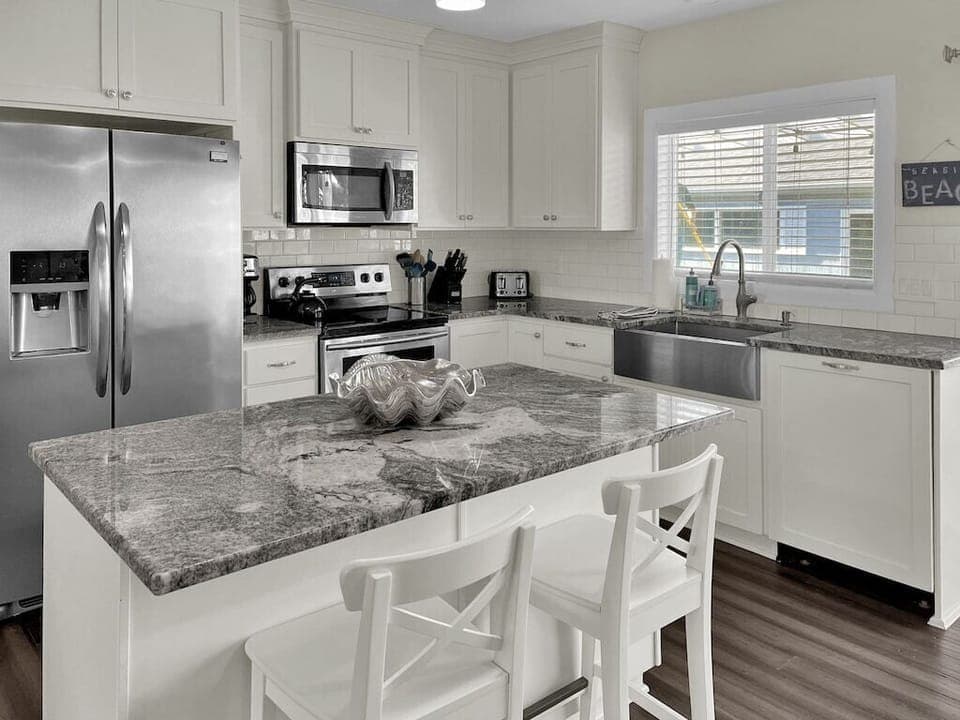 Newly remodeled kitchen w/ granite counter tops