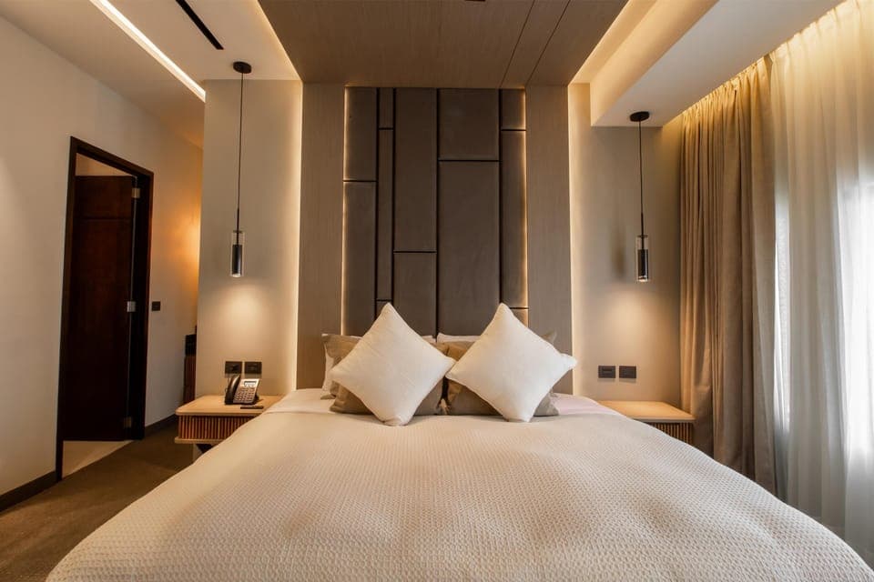 Suite, 1 King Bed, Non Smoking, Jetted Tub (2nd Floor) | Minibar, in-room safe, desk, laptop workspace