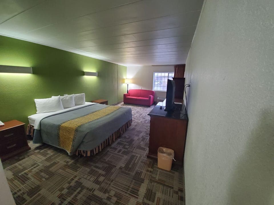 Standard Room, 1 King Bed, Non Smoking | Desk, laptop workspace, iron/ironing board, free WiFi