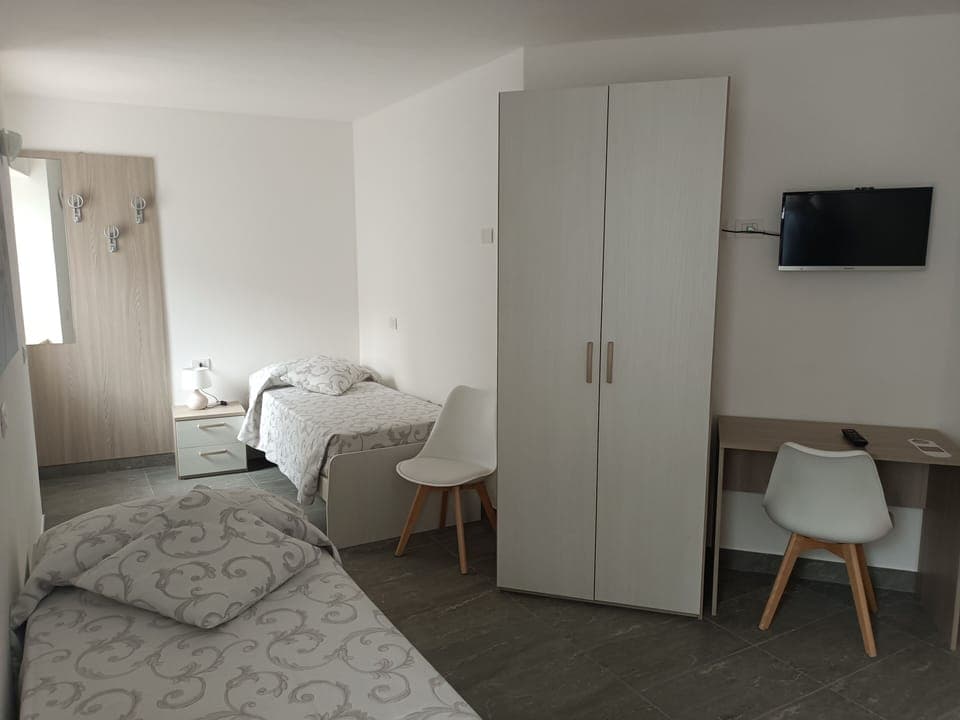 Quadruple Room | Desk, soundproofing, free WiFi