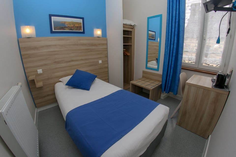 Single Room | Hypo-allergenic bedding, desk, blackout drapes, soundproofing