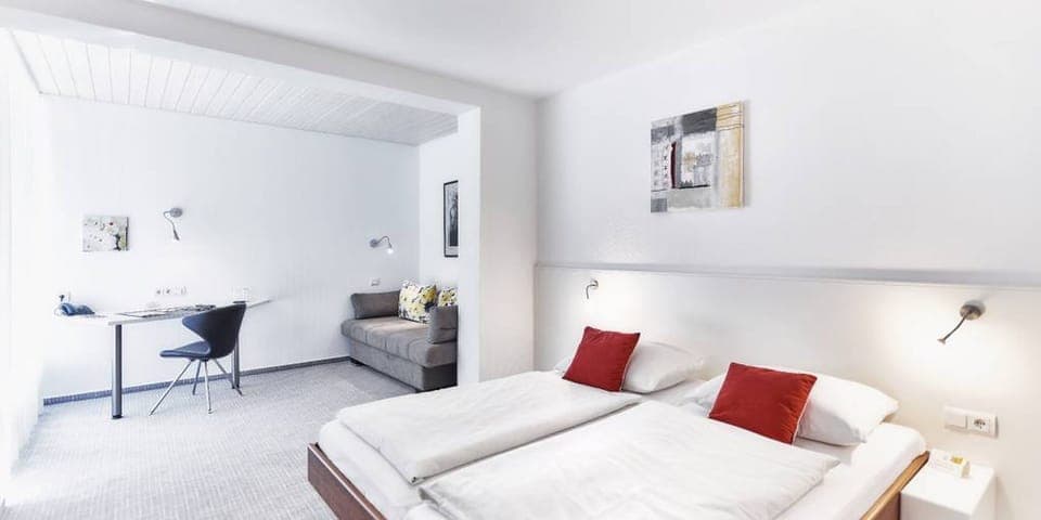 Double Room | Hypo-allergenic bedding, desk, laptop workspace, soundproofing