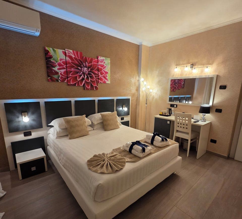 Deluxe Room | Premium bedding, minibar, in-room safe, desk