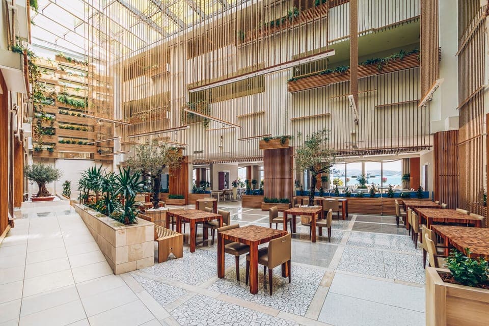 Breakfast, lunch, dinner served; local and international cuisine 