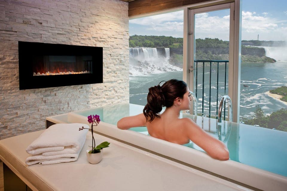 Couples treatment rooms, hot tub, body treatments, hydrotherapy