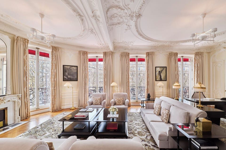 82-cm Smart TV with satellite channels, pay movies, offices