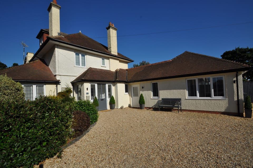 New contemporary ground floor garden apartment for up to 6 people, near beach