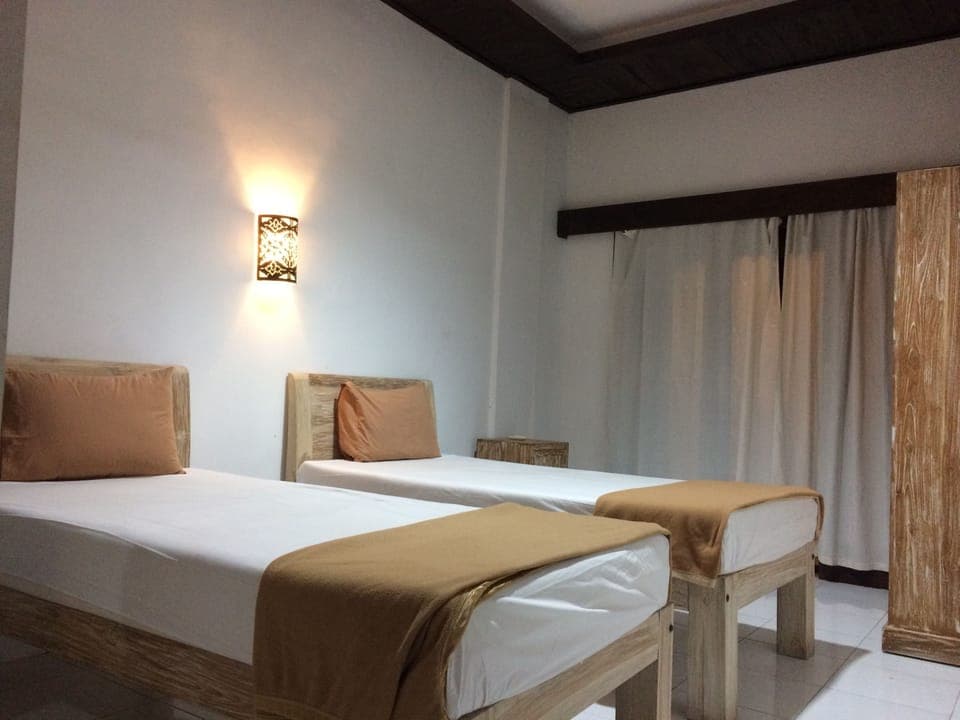 Twin Bed | Desk, free WiFi