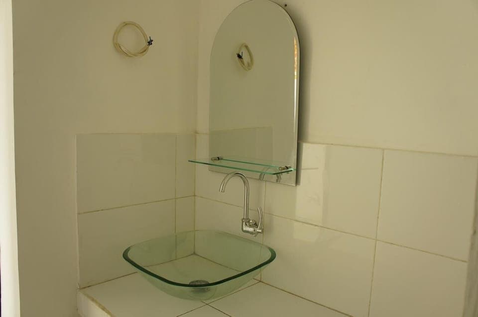 Shower, free toiletries, towels