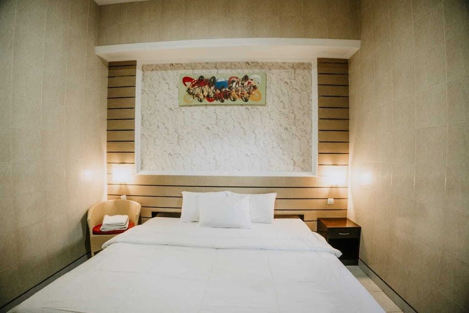 Minibar, desk, free WiFi, bed sheets