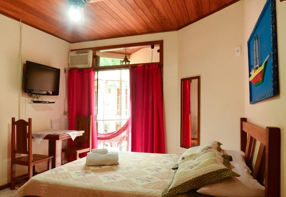 Minibar, free WiFi, bed sheets