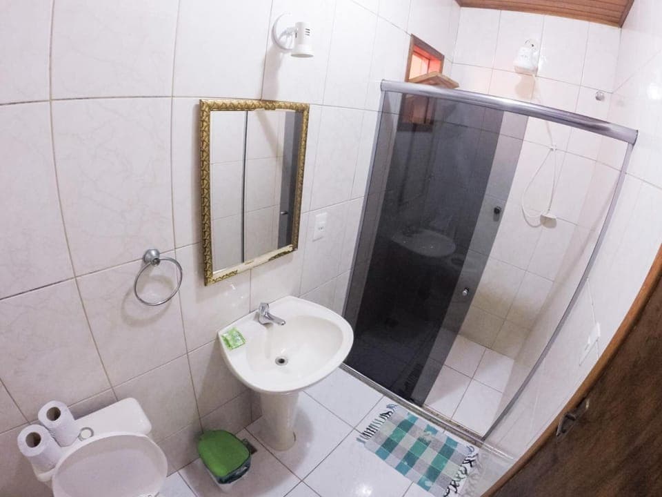 Shower, free toiletries, towels