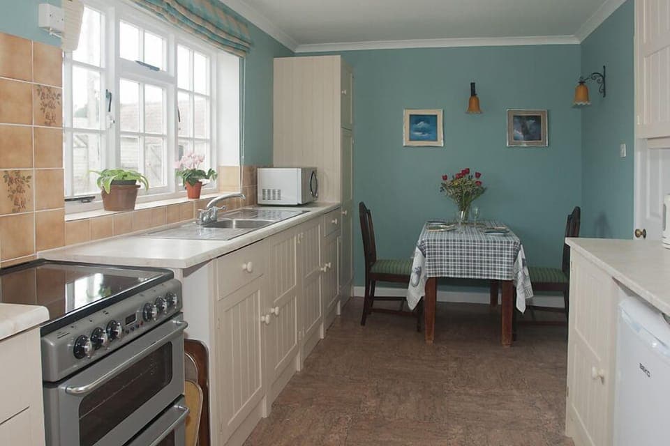 Fully equipped kitchen with 2-oven cooker, microwave and dining facilities