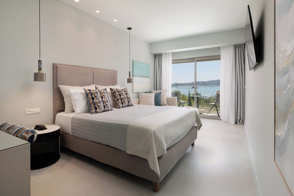 Deluxe Double or Twin Room, Sea View | Egyptian cotton sheets, premium bedding, in-room safe, desk