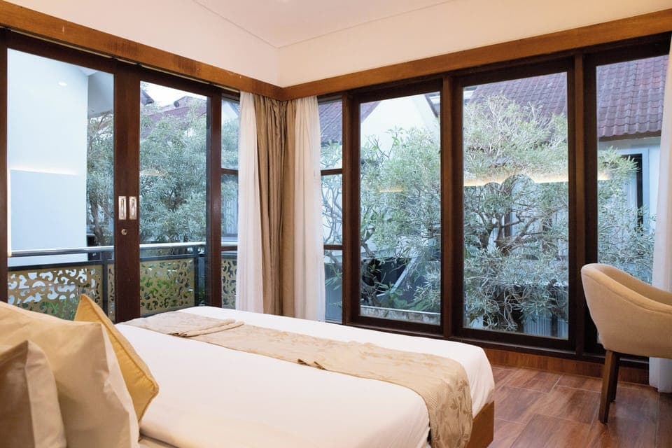 Premium bedding, minibar, in-room safe, desk