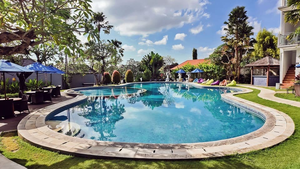 Outdoor pool, pool umbrellas, sun loungers