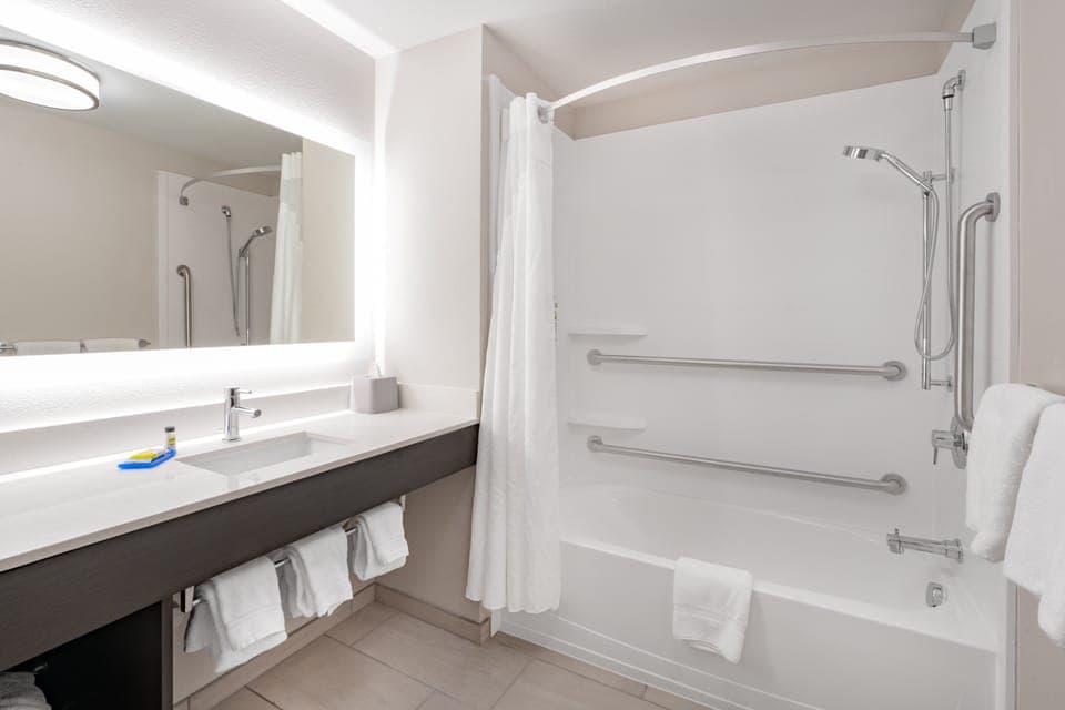 Combined shower/tub, hair dryer, towels