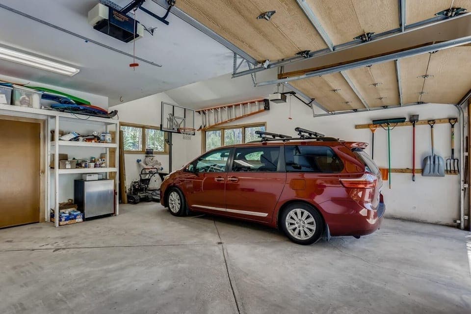 House, 4 Bedrooms | Parking | Free self parking