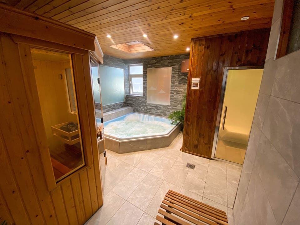 Indoor spa tub