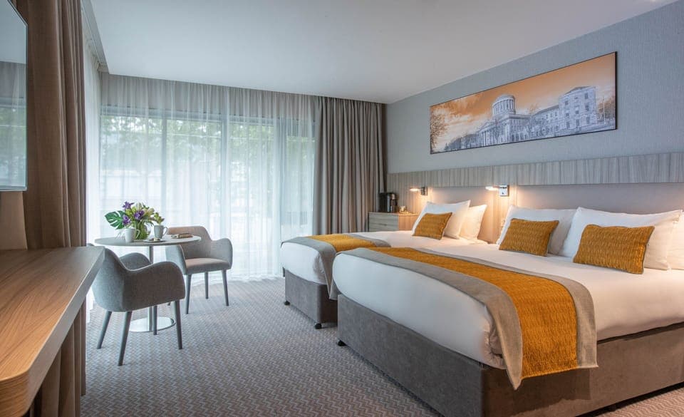 Premium bedding, in-room safe, iron/ironing board, free WiFi