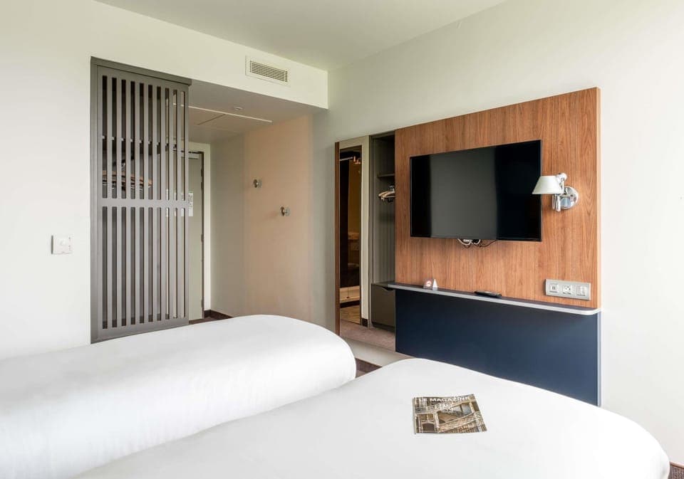 Standard Room, 2 Twin Beds | Soundproofing, free WiFi, bed sheets, alarm clocks