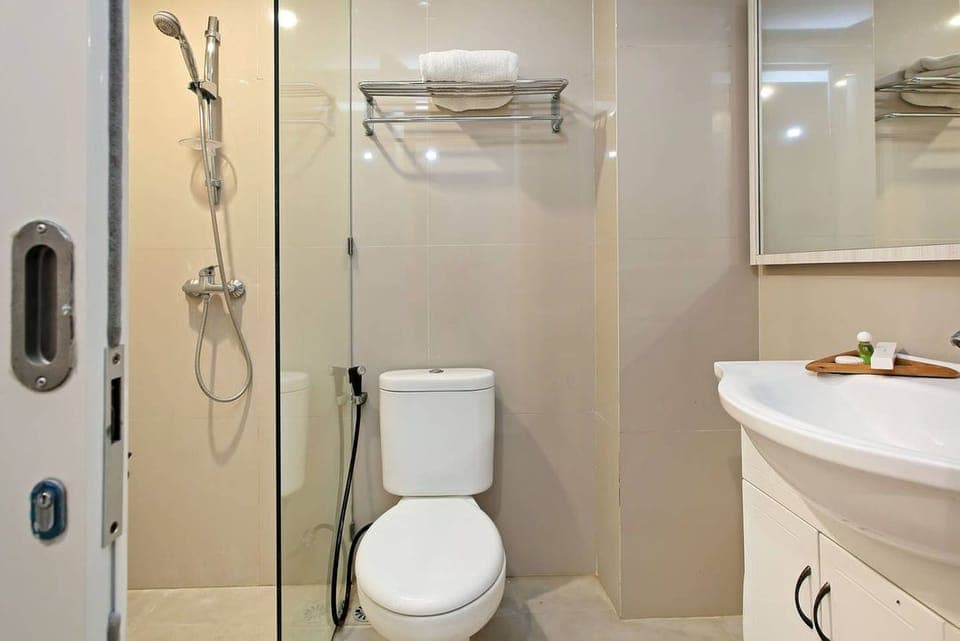 Standard Room | Bathroom | Shower, free toiletries, towels