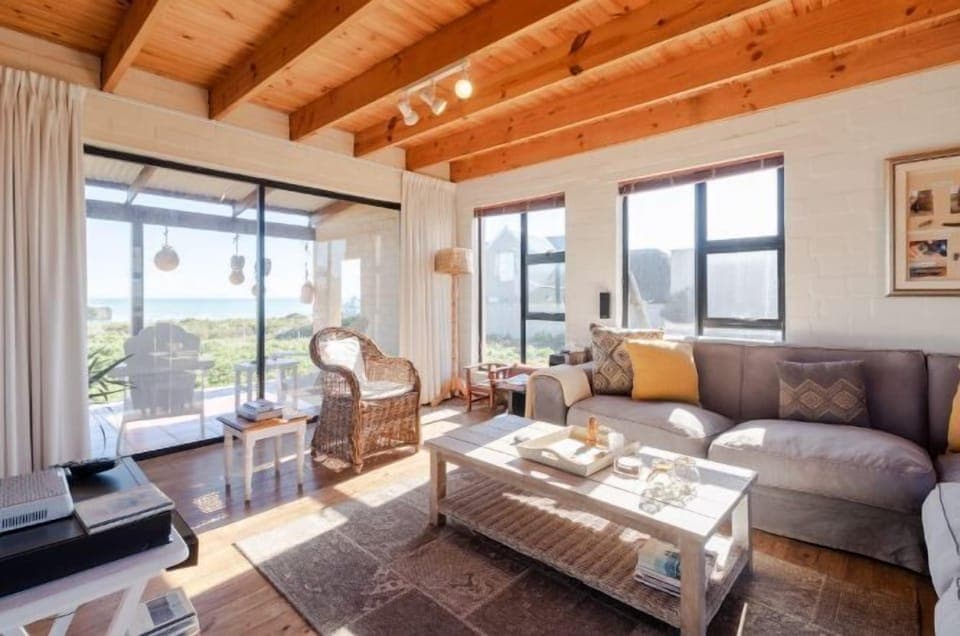 Comfort House, Multiple Bedrooms, Ocean View, Beachfront | Living area