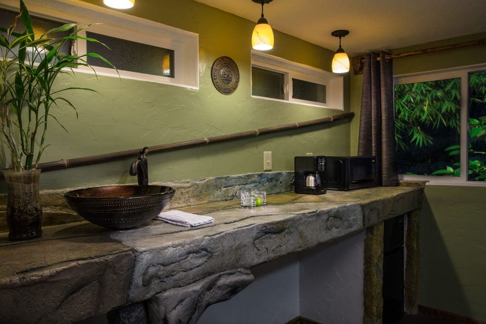 Standard Room, 1 Queen Bed (Chalet Kilauea Hotel) | Bathroom sink